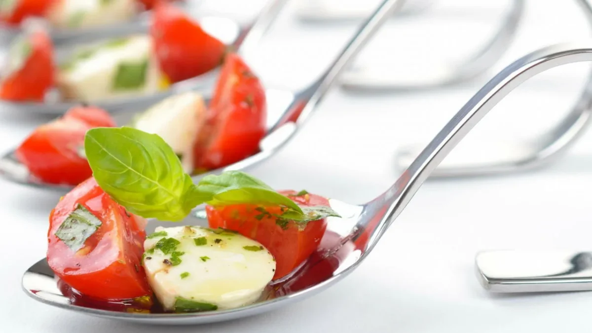 Piantalo accanto ai pomodori in primavera. Allora potrai raccogliere un cesto pieno di frutta dal tuo giardino.