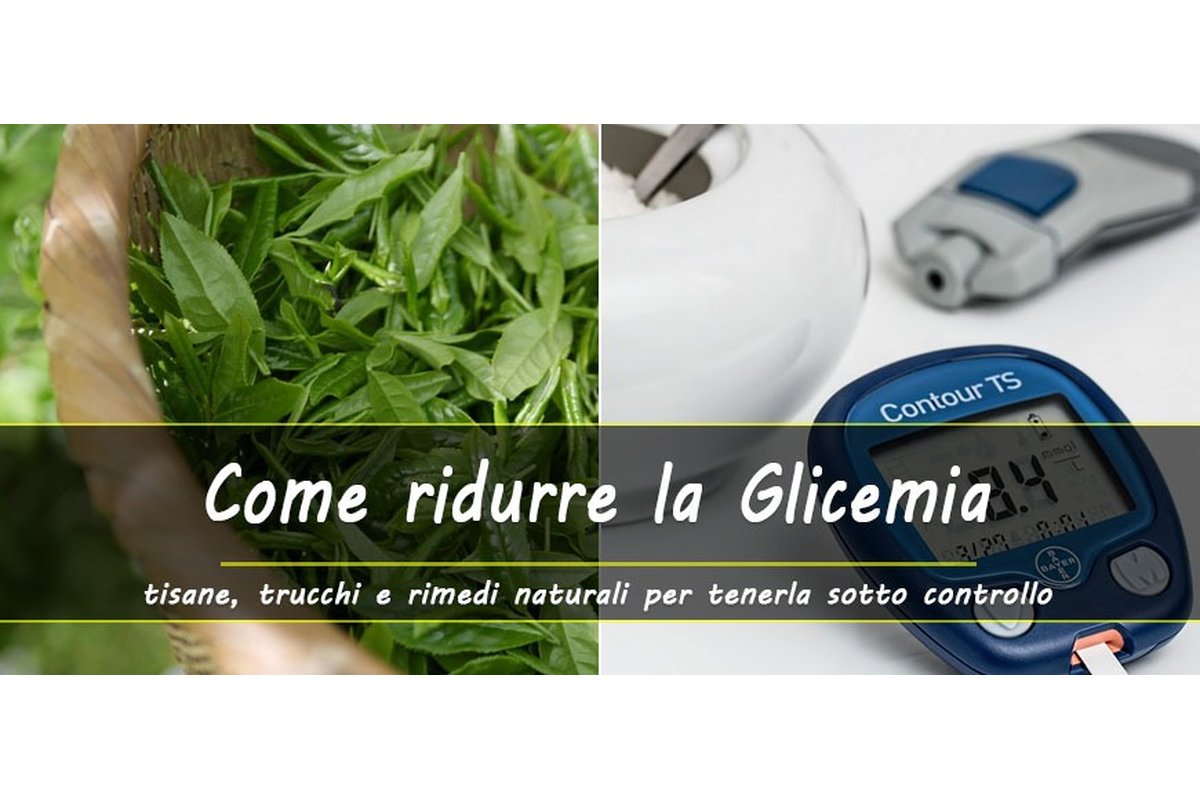 Cucchiaino di cannella in polvere su un tavolo di legno