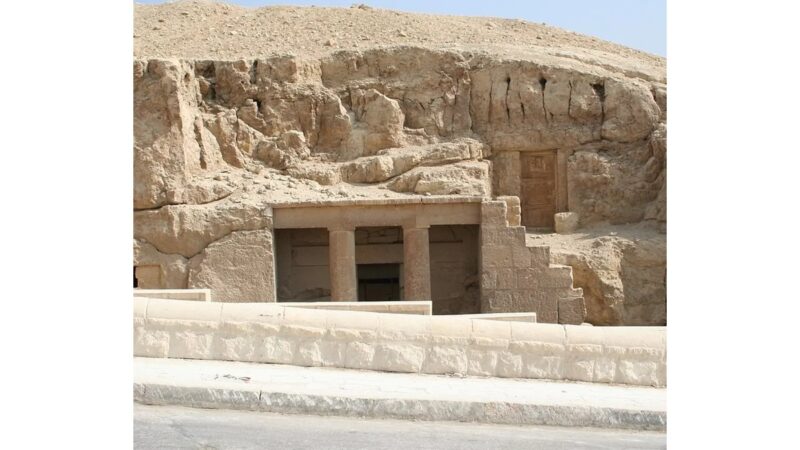 Scavi archeologici sotto le piramidi egizie rivelano una struttura imponente.