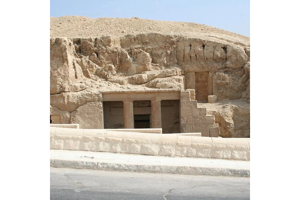 Scavi archeologici sotto le piramidi egizie rivelano una struttura imponente.