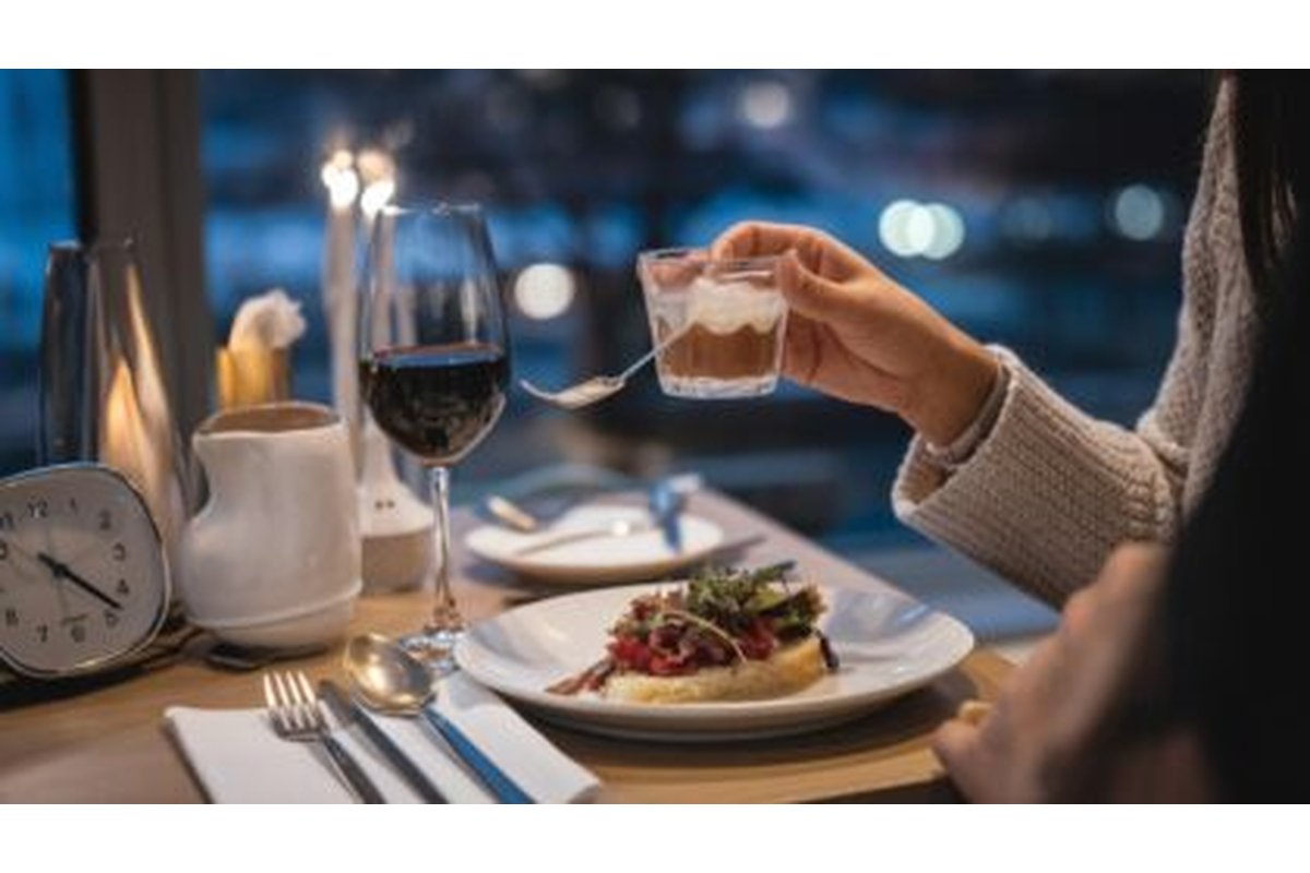 [Persone che cenano tardi in un ristorante affollato]