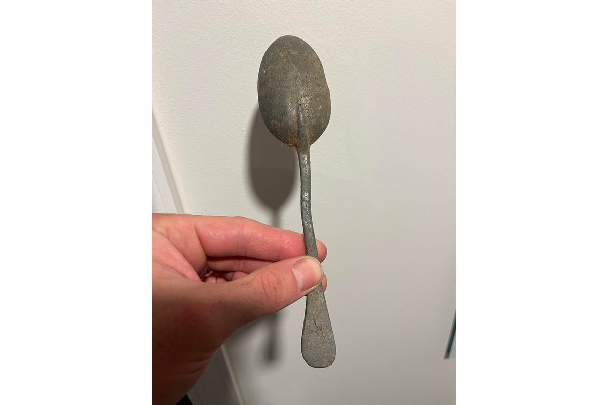 Bicarbonato e aceto in due ciotole su un tavolo di legno.