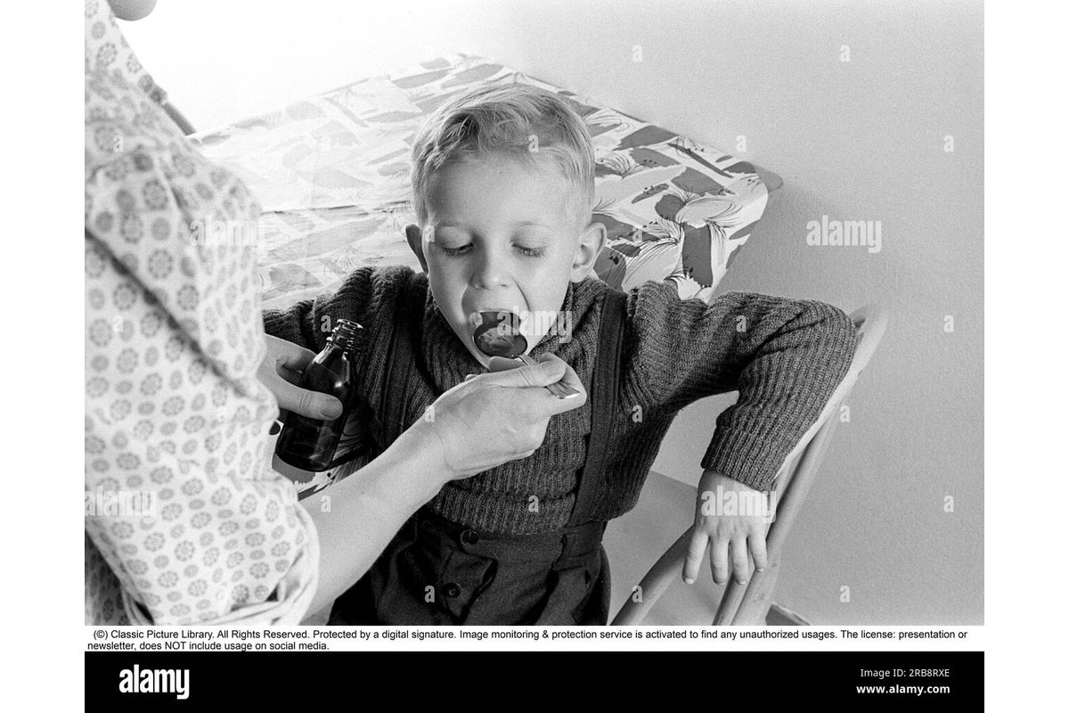 Bicarbonato e aceto in due ciotole separate su un tavolo di legno.