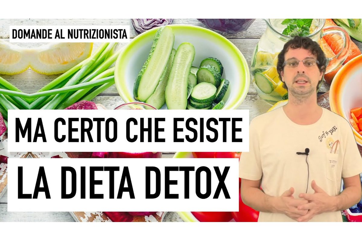 Frutta e verdura fresca su un tavolo di legno