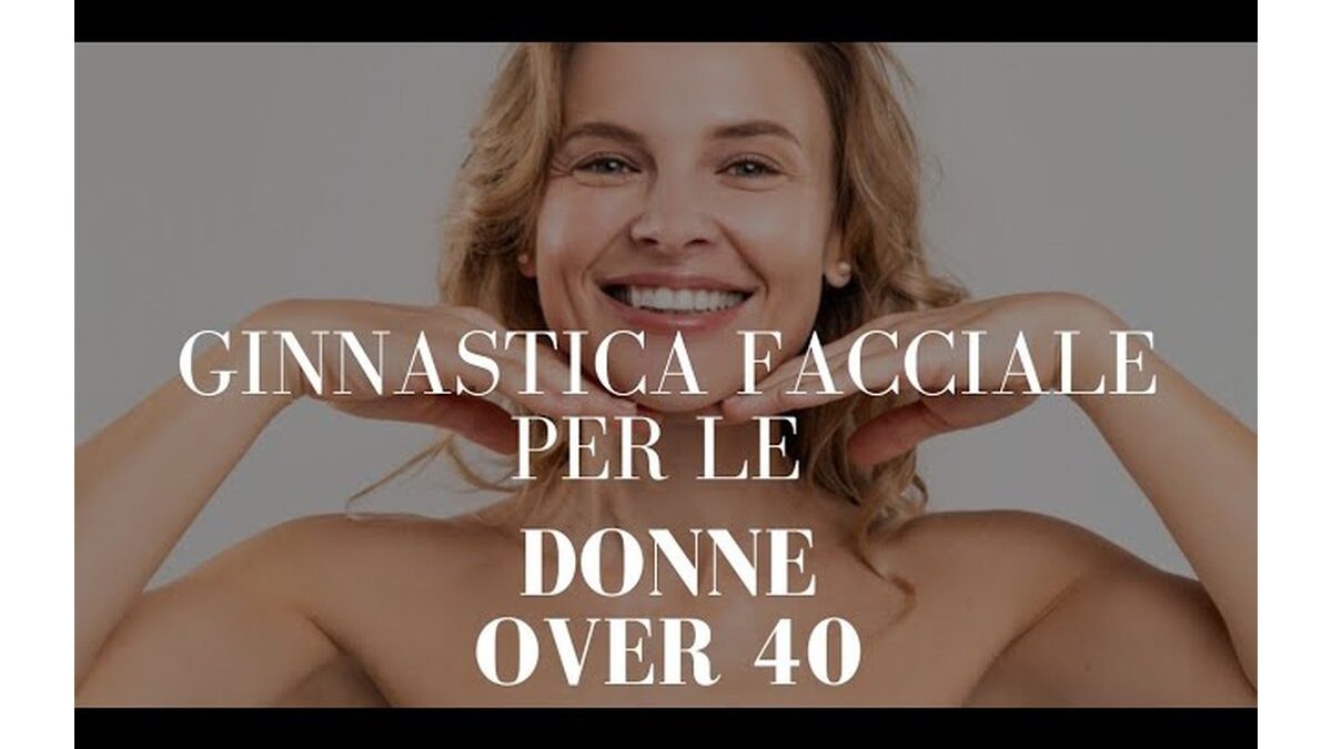Donna over 40 pratica esercizi di ginnastica facciale davanti allo specchio.