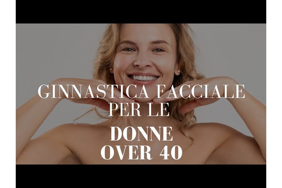 Donna over 40 pratica esercizi di ginnastica facciale davanti allo specchio.