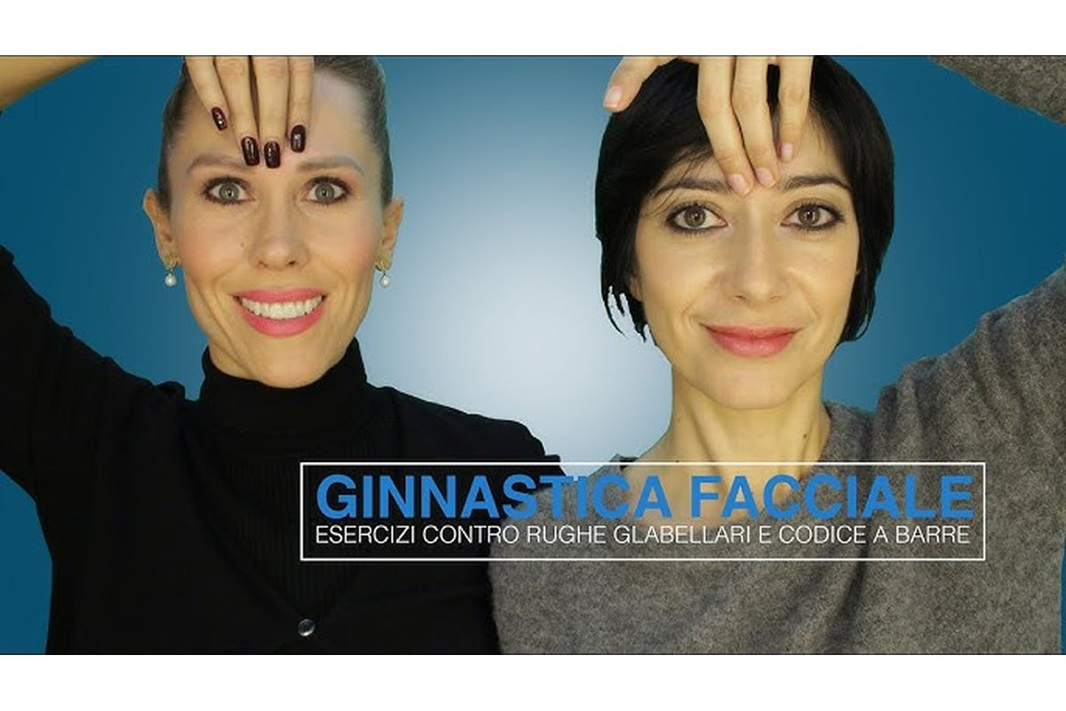 Donna over 40 pratica esercizi di ginnastica facciale davanti allo specchio.