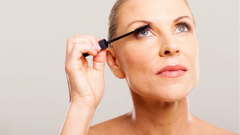 Idraulico utilizza uno sturalavandini per rimuovere un ingorgo in un lavandino.