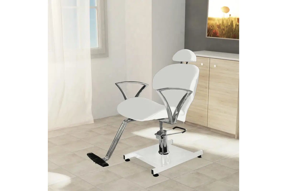 Idraulico utilizza uno sturalavandini per risolvere un ingorgo in cucina.