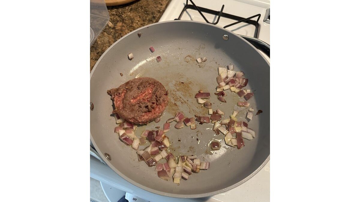 Padella antiaderente vecchia con graffi e segni di usura