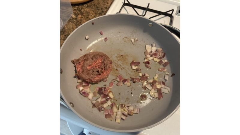 Padella antiaderente vecchia con graffi e segni di usura