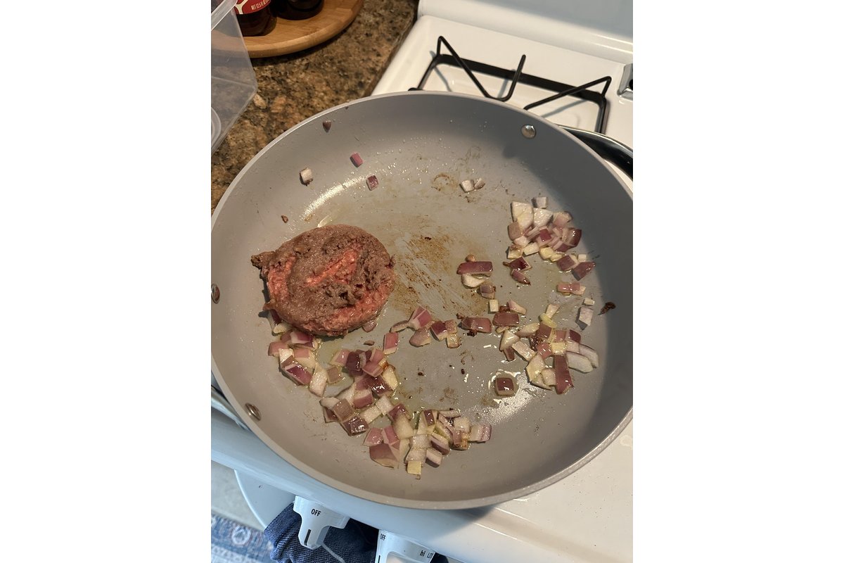 Padella antiaderente vecchia con graffi e segni di usura