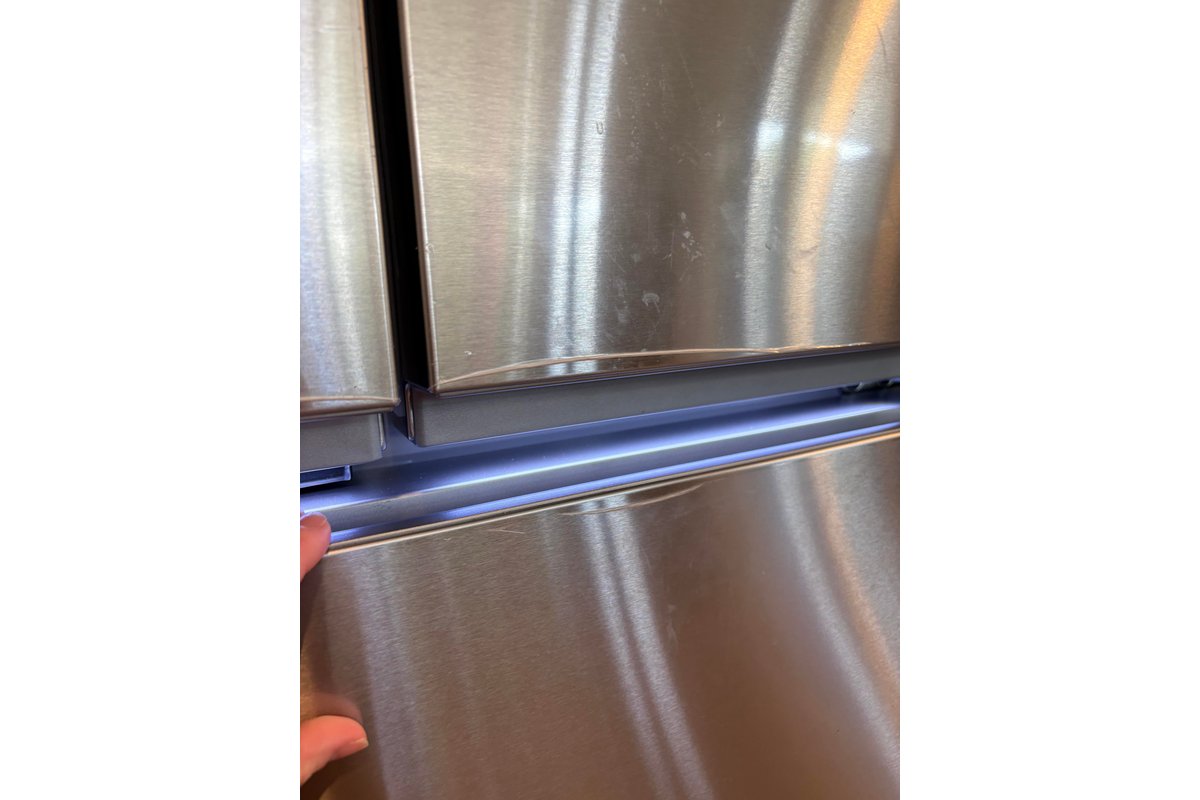 Mele tagliate immerse in una ciotola d'acqua con succo di limone.