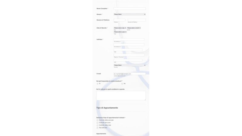 Persona che utilizza un computer per inviare documenti medici online.