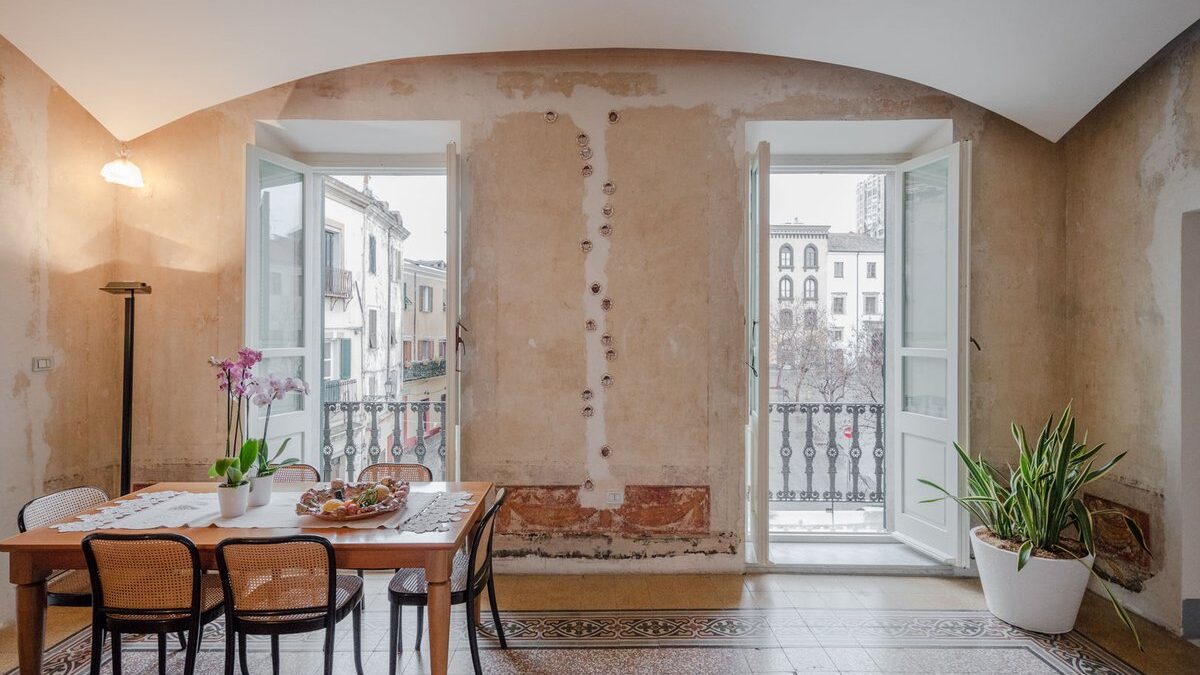 Parete interna con boiserie classica in legno bianco.