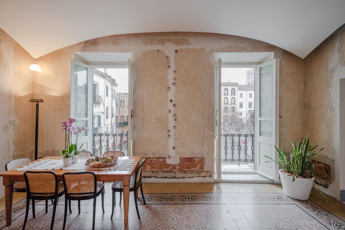 Parete interna con boiserie classica in legno bianco.