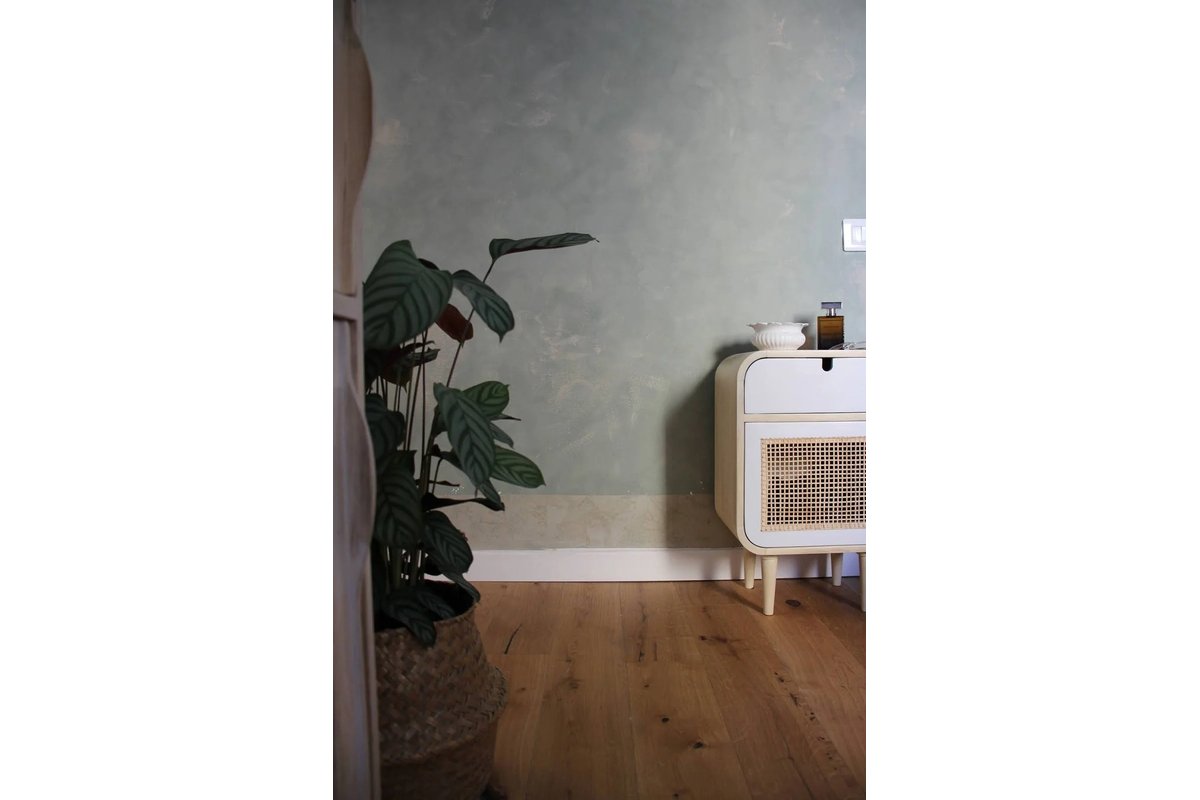 Parete con boiserie classica in legno scuro in un soggiorno elegante.