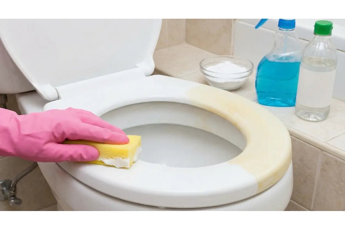 Detergente naturale applicato su plastica del WC ingiallita