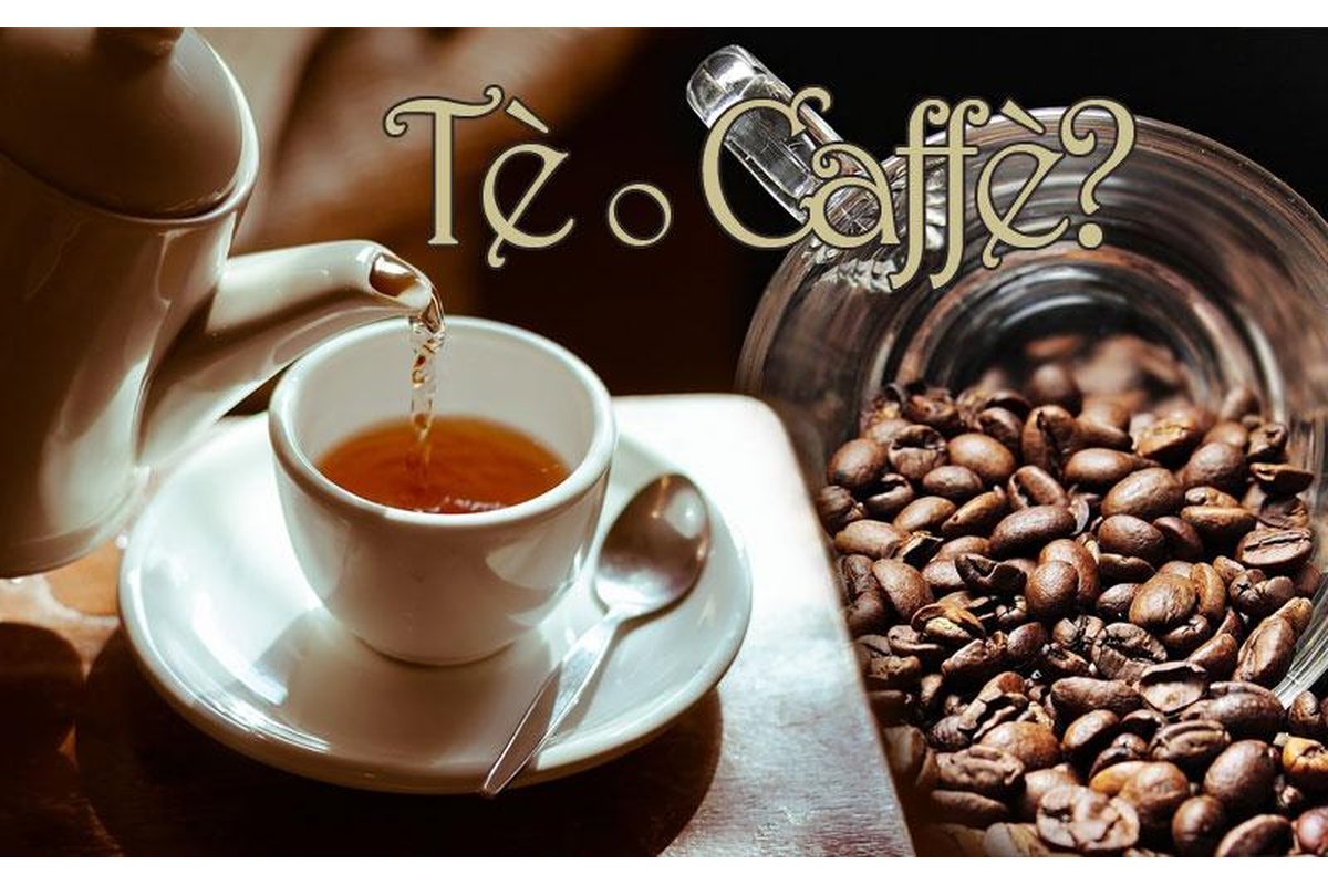 Tazze di tè e caffè su un tavolo di legno.