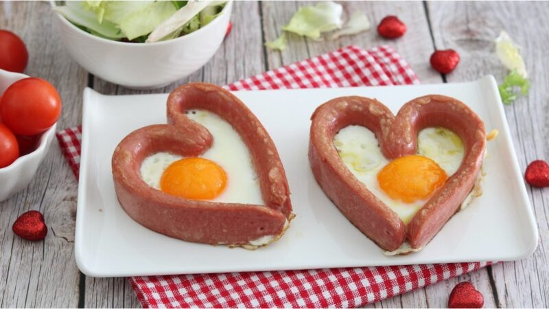 Uova fresche in un cestino su un tavolo di legno.