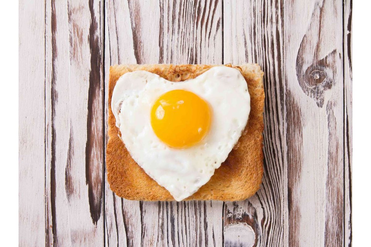 [Un piatto con uova strapazzate e verdure fresche.]