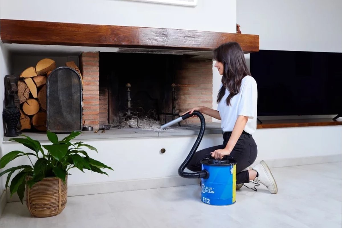 Vista ravvicinata di un camino acceso con fiamme ardenti.